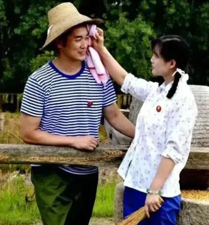 1973年,知青李广林让村姑张秀芹有了身孕,他吓得逃回北京。事后告诉父母,李父