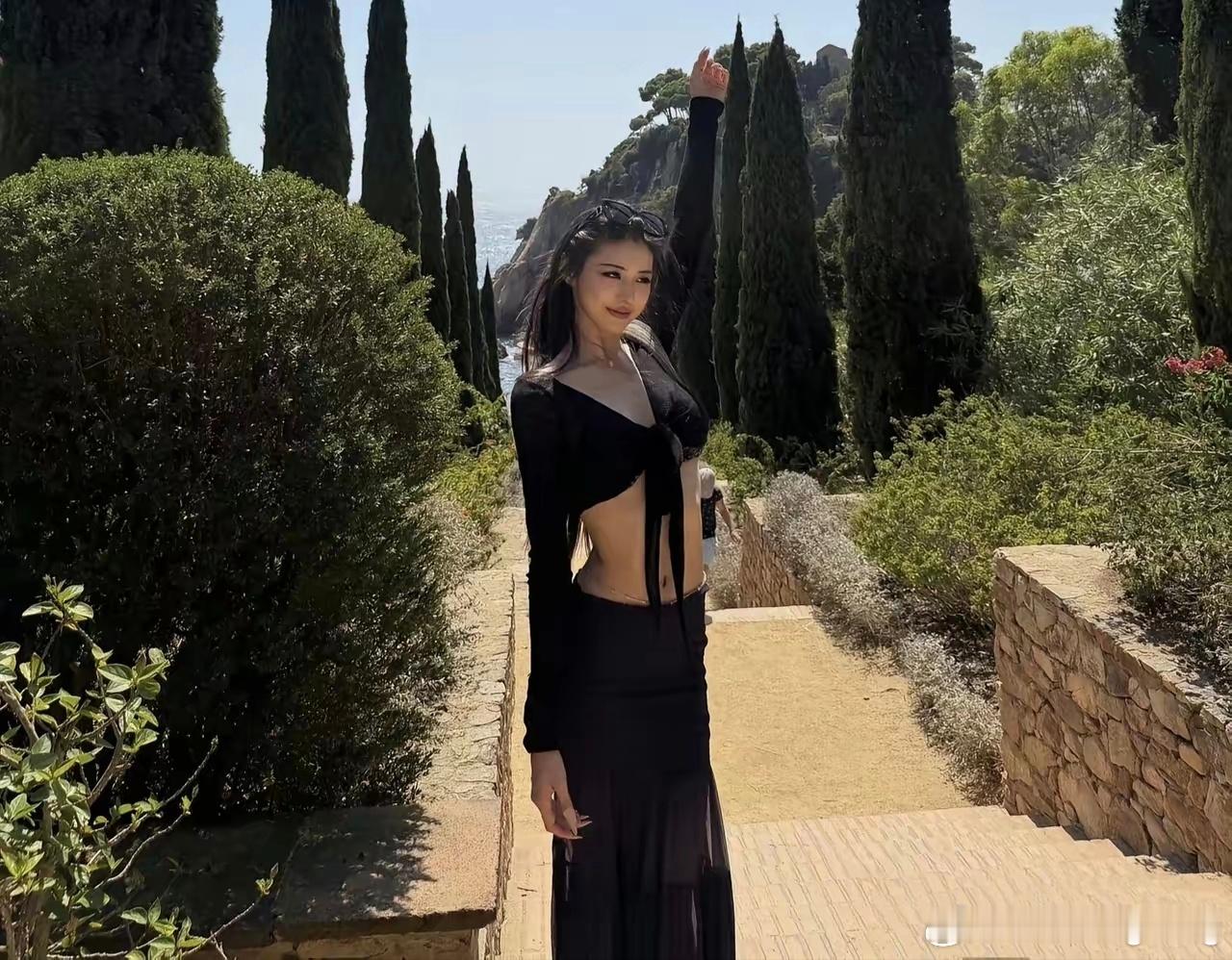 汪峰女儿小苹果晒度假照，装扮时髦美出新高度，一身黑色系穿搭，造型特别时尚，身材高