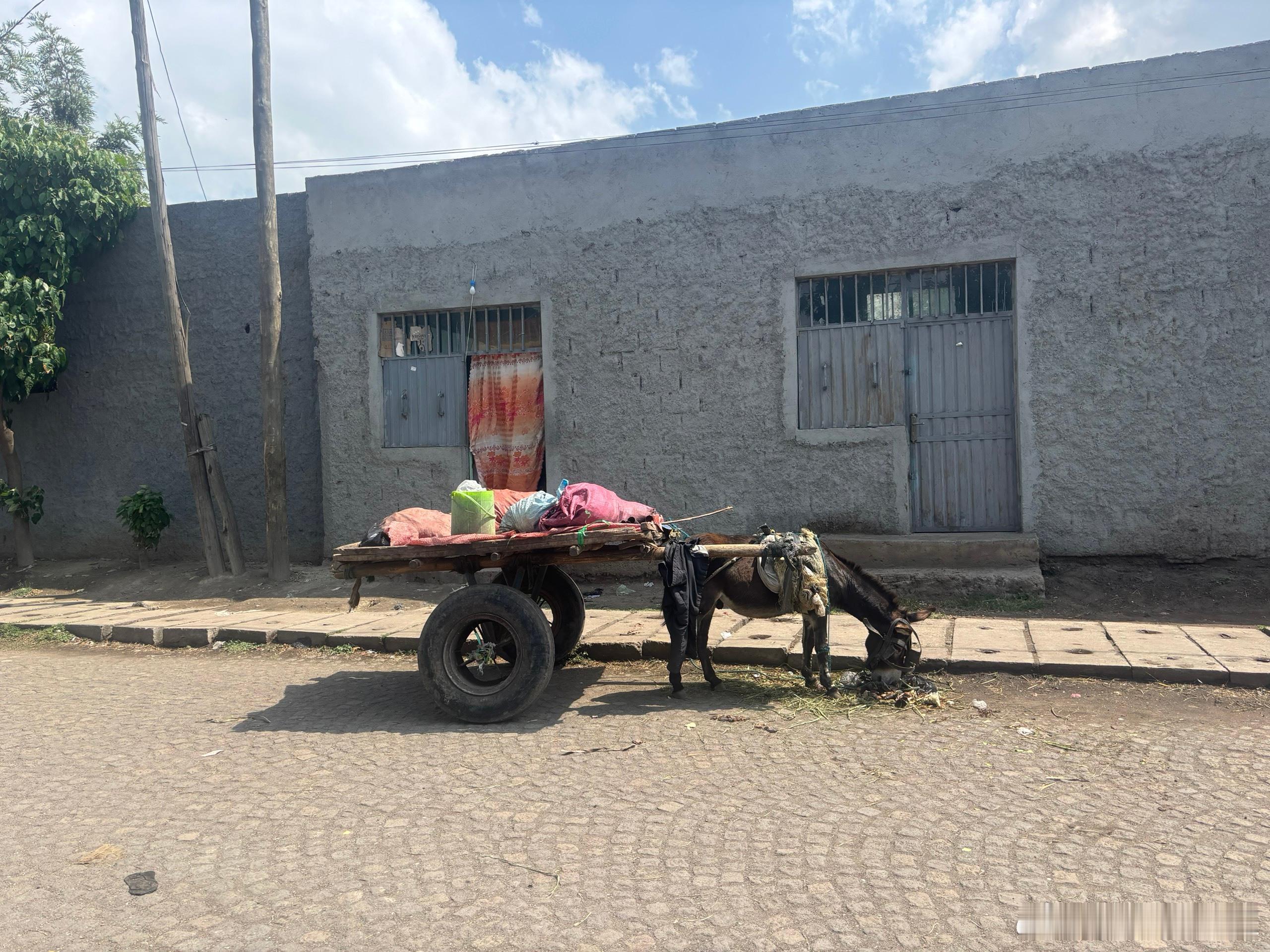 埃塞俄比亚历险记38   误入偏僻小巷很多非洲人是不让拍照的，他们认为，