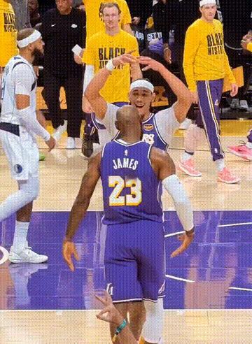 懂事，海斯为詹姆斯戴上👑！湖人队里，现在是人情世故拉满，海斯和八村塁并列第