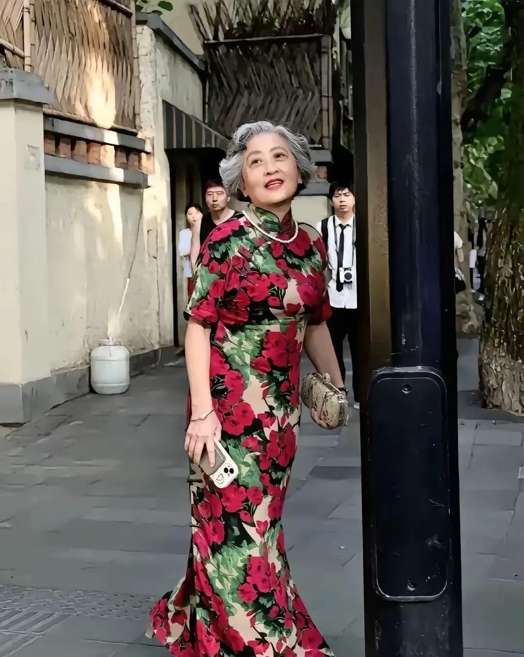 “我不喜欢这身打扮，穿的花里胡哨的，跟七星瓢虫似的。”这是一个网友说的。我看挺