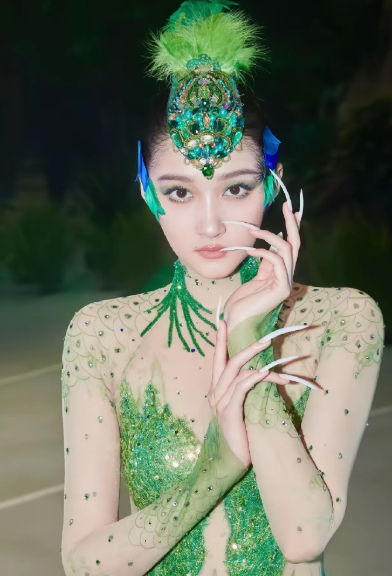 我说关晓彤怎么突然开窍！穿的这么让人心痒痒！原来找了高人出主意！来头还不小，