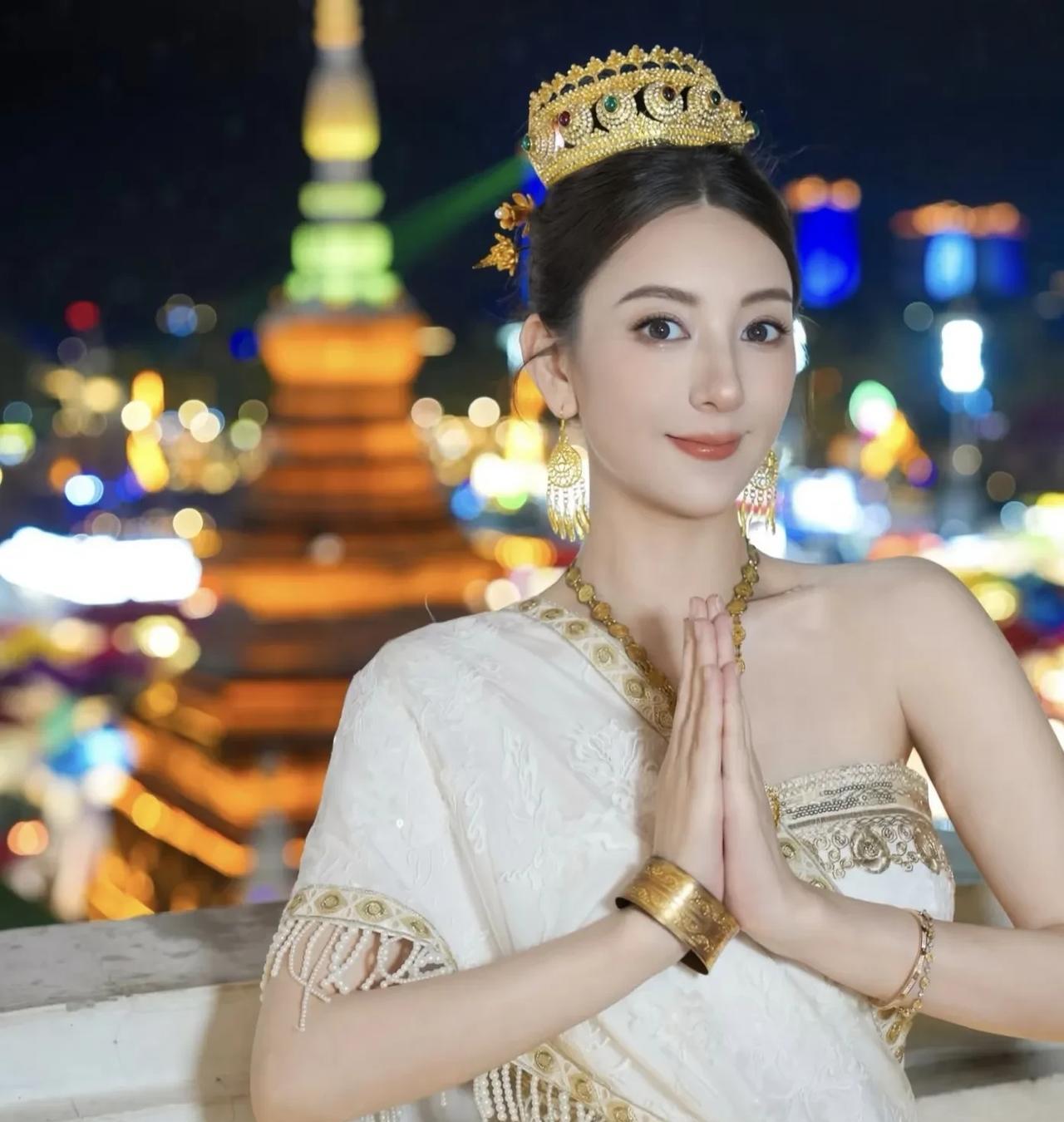 方媛最近现身西双版纳，她身穿一袭民族服饰，头戴皇冠，状态看很不错，而她都怀孕了，