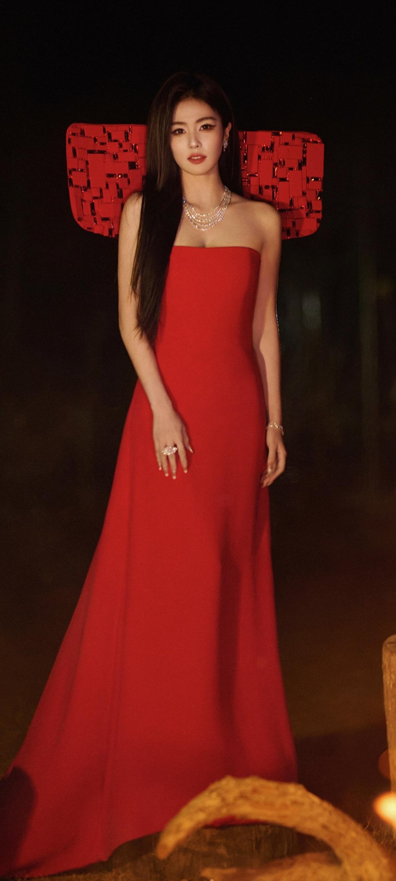 白鹿红裙造型封神！红黑光影下美成人间富贵花！白鹿这组红裙写真直接美到失语！一