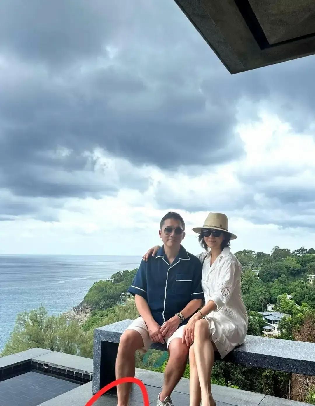 普通人把牛津鞋穿成销售顾问，梁朝伟穿成了资产证明。不是那双鞋矜贵，是六十岁依然