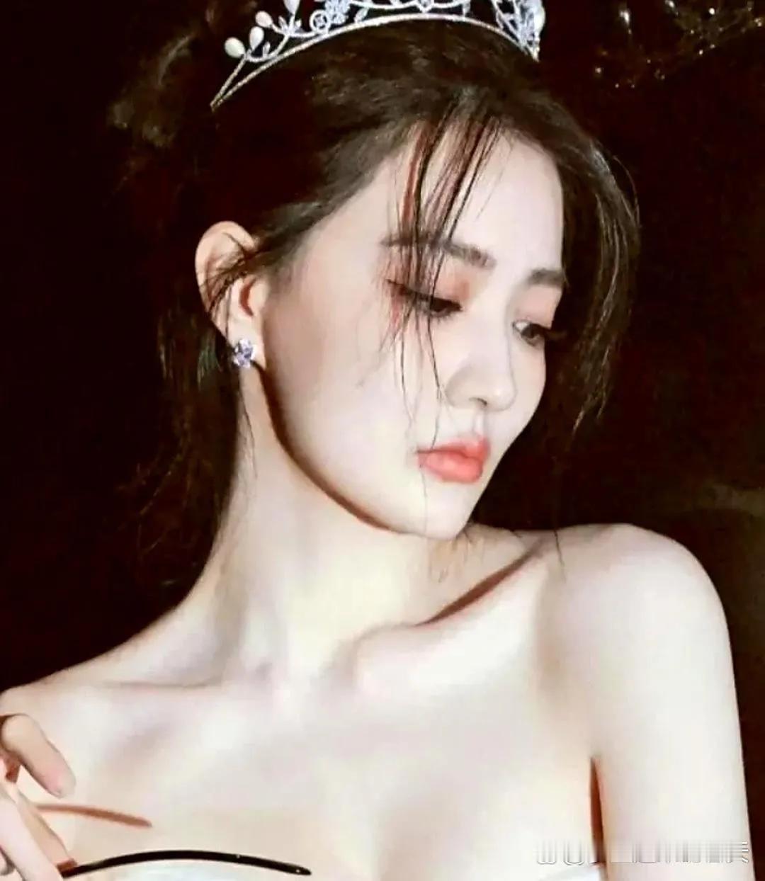 林小雨在横店某酒店的举动，直接掀翻了娱乐圈的“潜规则”！凌晨两点，她抓着剧本