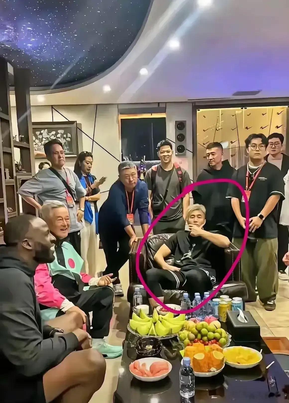 这谁啊？看着排面好大。​​​