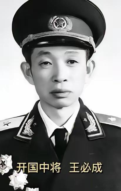 1943年金坛街头一幕，尽显名将城府1943年秋，金坛县城大街上，一名侦察