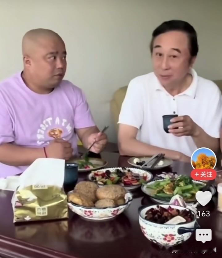 相声演员冯巩拍这样的段子是几个意思？小编刚刚刷到著名相声演员冯巩拍摄的短视频