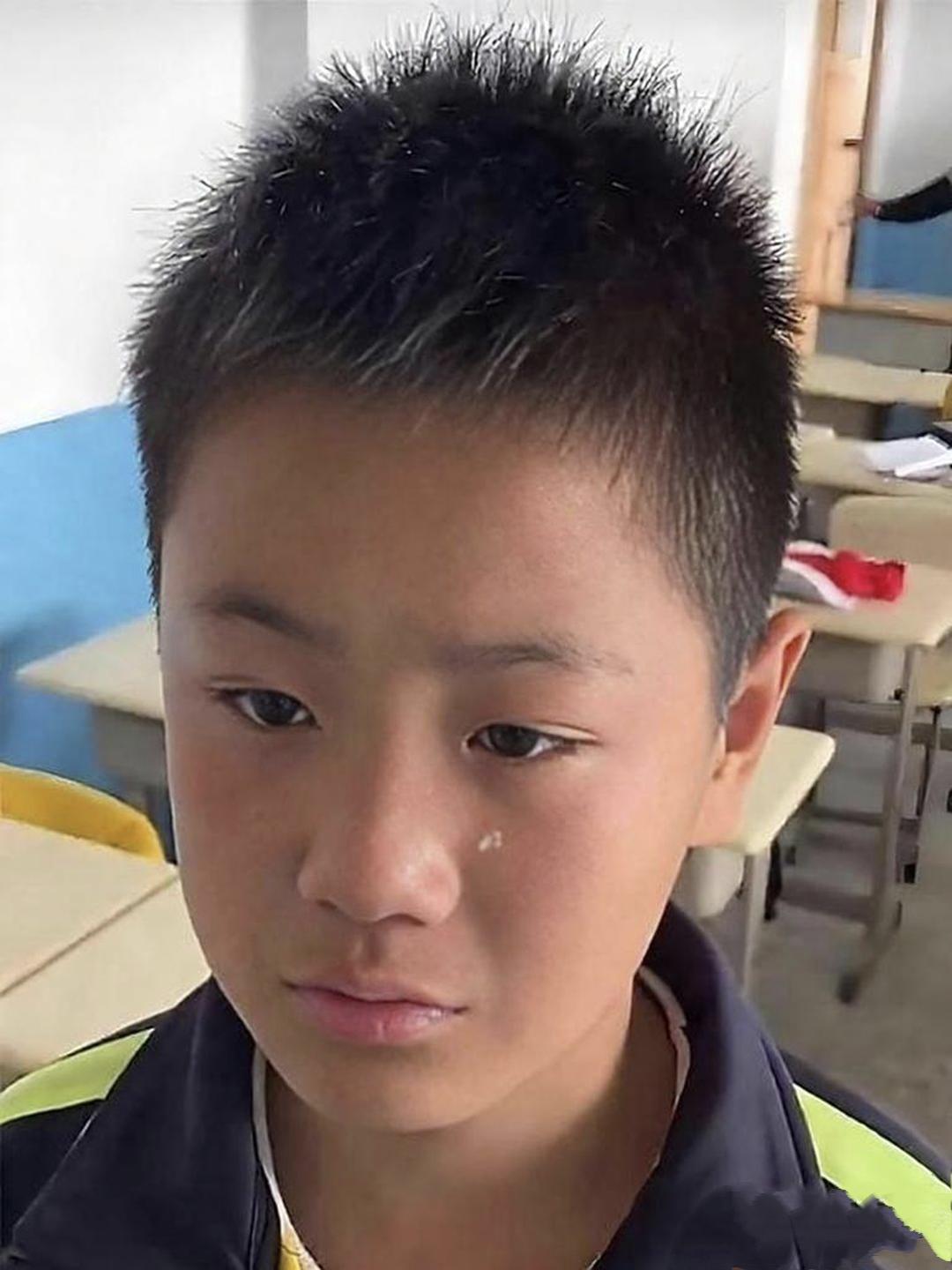 长沙一位班主任在办公室批评一名男生。老师问道：“你爸爸是做什么工作的?”男生回答