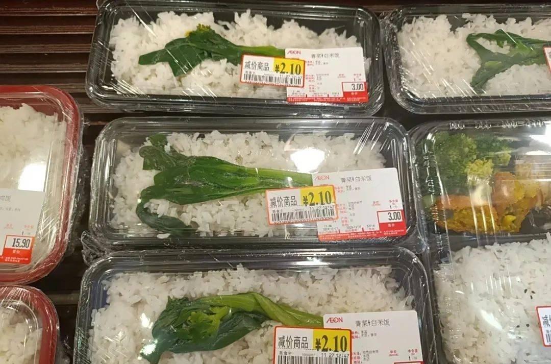 2元钱，一份米饭，一根青菜，还不错哦！