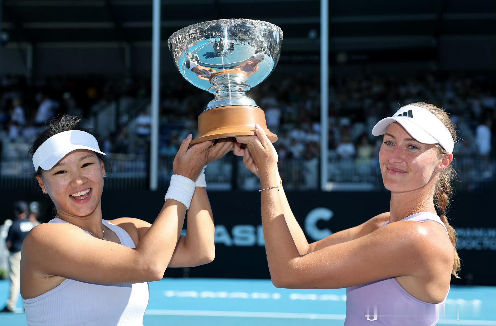 🇫🇷巴黎WTA125女双1/4决赛🇨🇳郭涵煜/🇫🇷梅拉德诺维奇6-1