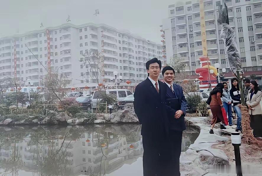 上世纪90年代，许家印还在中达集团打工，后来辞职，创办恒大。​​​