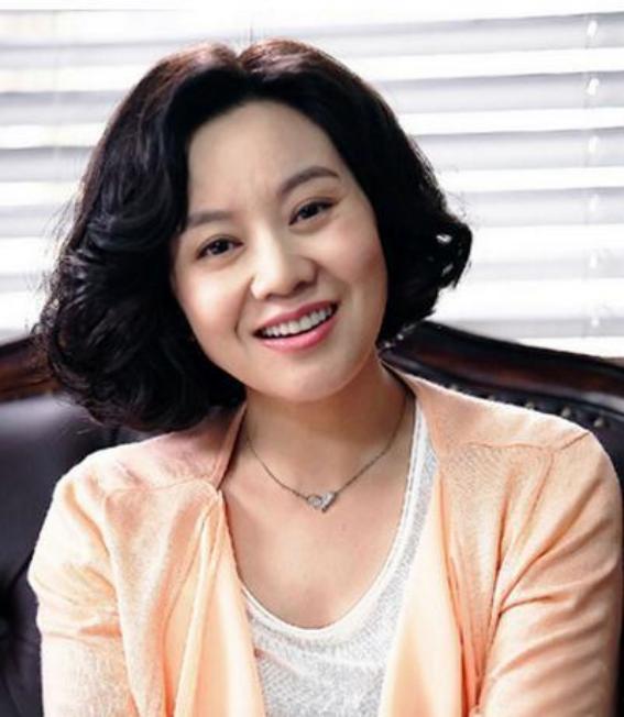 2007年一天,闫妮去买房,售楼小姐看她衣着普通,就随便一指:“这套不错