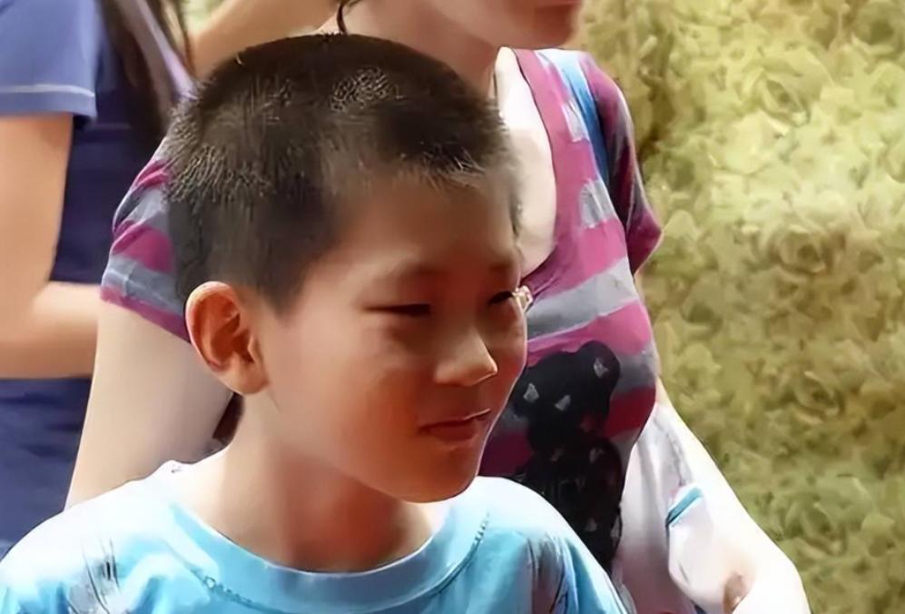“国家的一大损失！”2000年山东惊现神童，两天读完小学，10岁参加高考斩获56