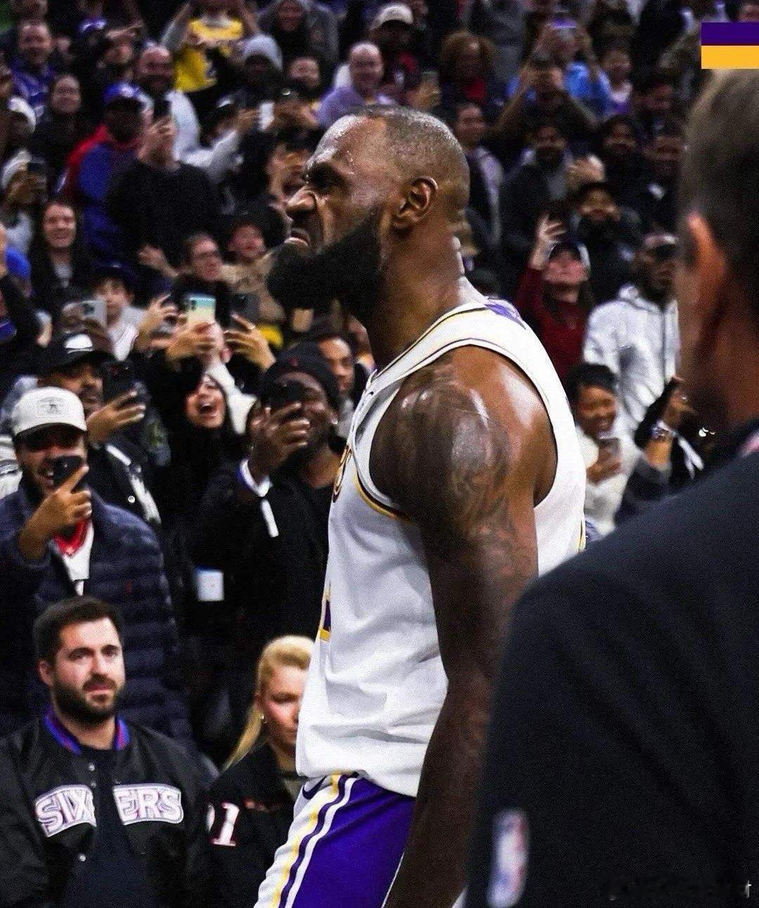 艾顿情商真高啊湖人112-108力克76人，赛后艾顿接受采访时谈到詹姆斯的“王冠