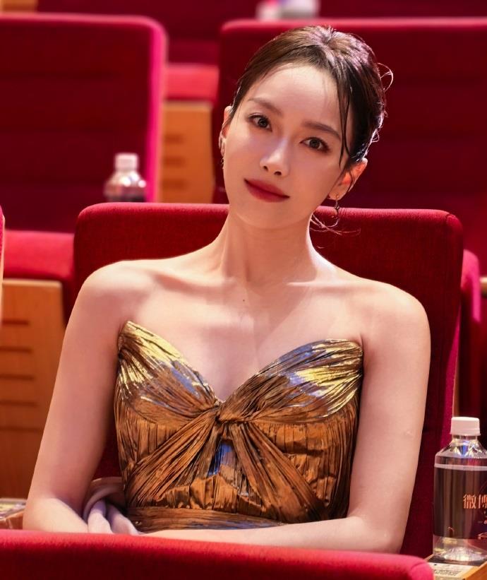 今天宋茜在出席时尚活动的时候穿了一件金色的裙子，看上去有种光彩照人的魅力。