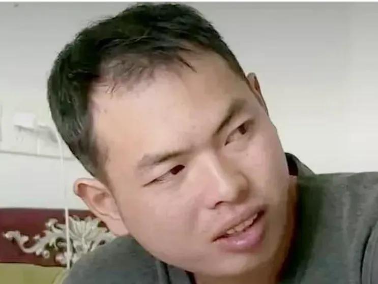 2022年，湖南长沙，30岁木工赵新刚跟前妻离了一年，令人意外的是，在一次工地上