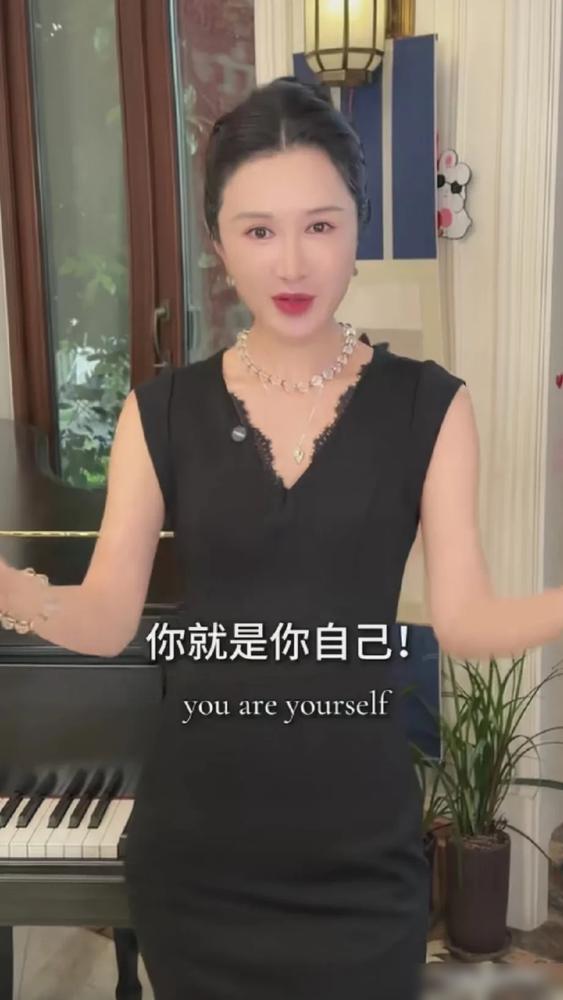 74岁张纪中直播间当场晕倒，小31岁娇妻杜星霖眼皮都没抬，继续带货。这婚姻，你看