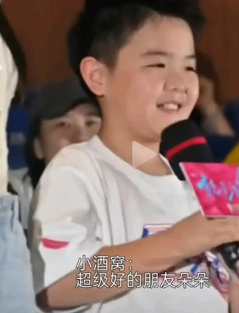 佟丽娅儿子朵朵现身《轻于鸿毛》首映礼，让我知道了原来小朋友也可以是这么稳重，朵朵