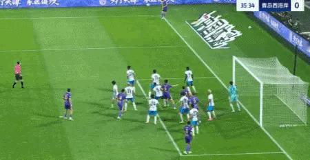 天津津门虎vs青岛西海岸黄翼老师看了五分钟VAR把球吹掉了…天津那边骂声一片，