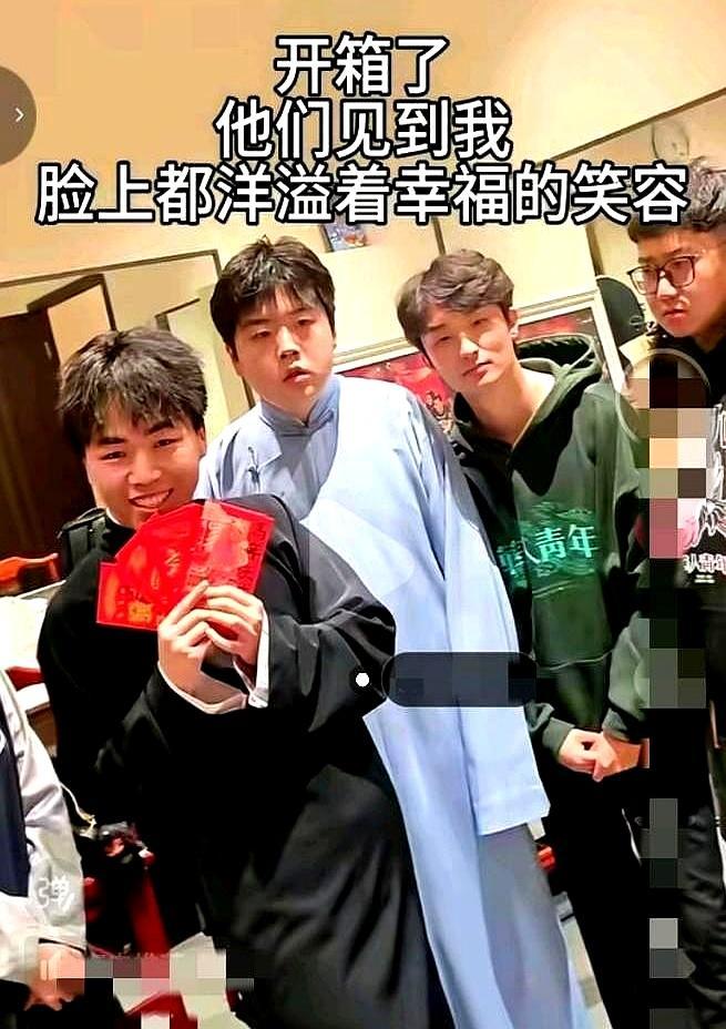 你见过后台红包能砸晕人的场面吗？哈尔滨德云社开箱，岳云鹏外甥陈筱兰拎着一大袋红包