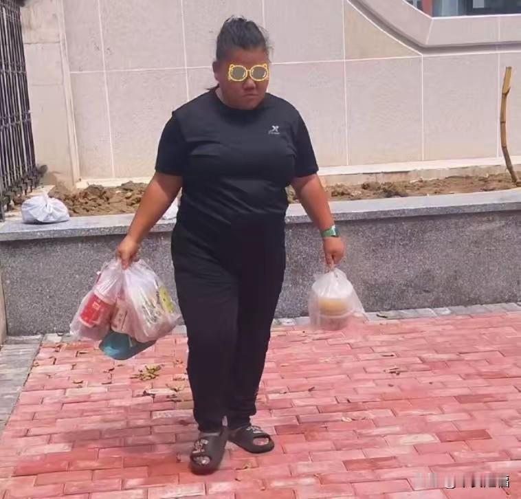 校偷外卖女火了！正脸照曝光，满脸横肉太嚣张，更多受害者发声这事发酵得比谁都