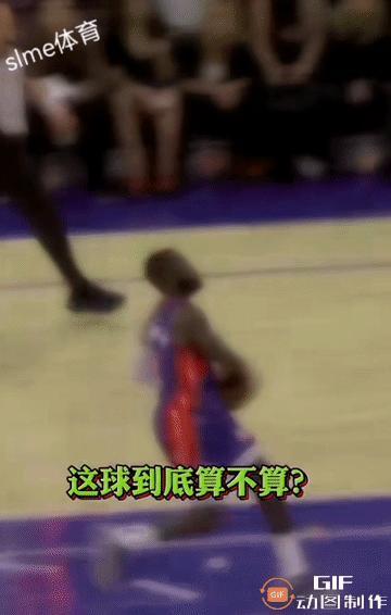 争议球：这哥们把篮球扣进去了，然后球没出篮网又弹出来了。[？？？]这该怎么判