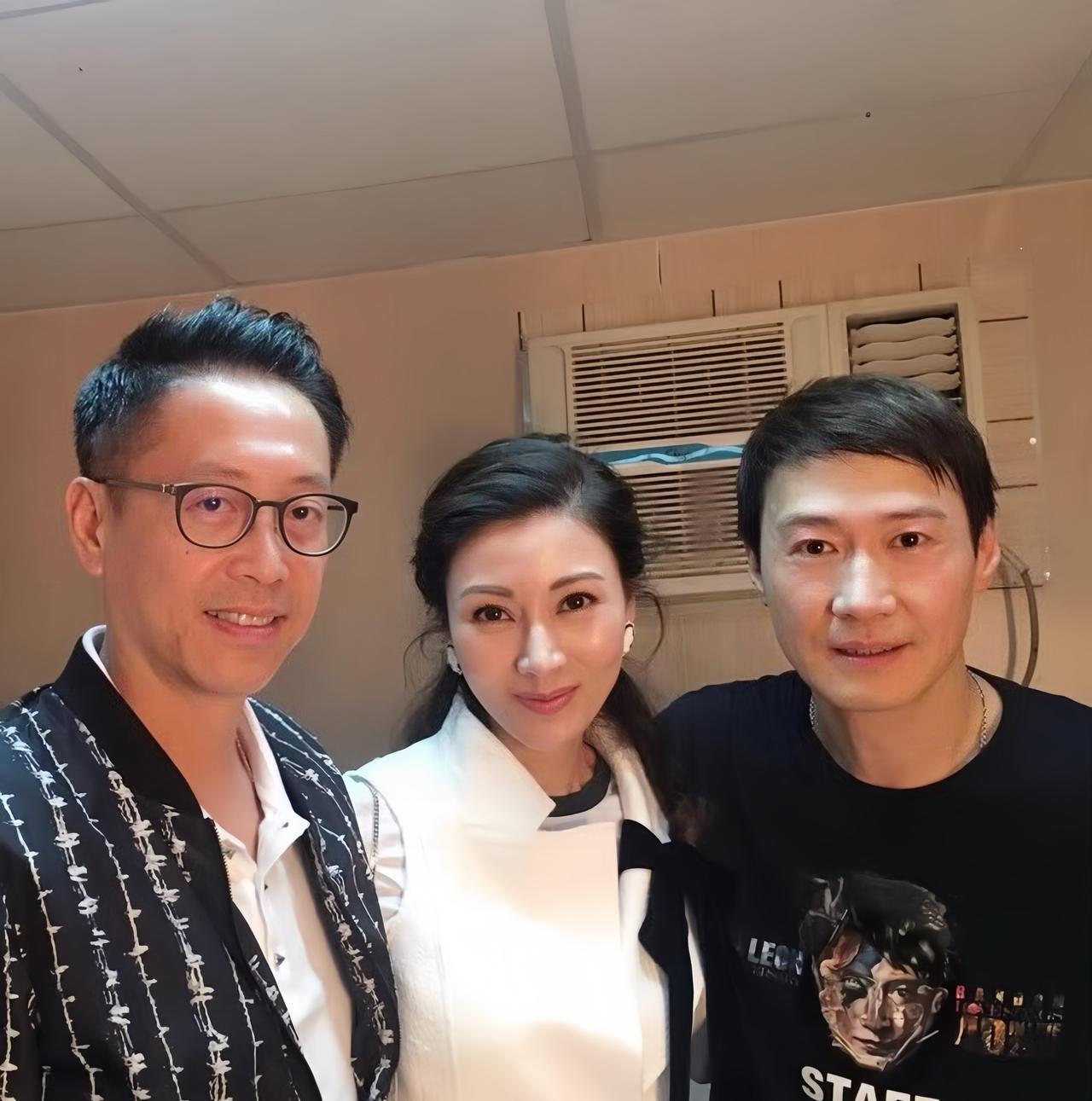 黎明与许晋亨、李嘉欣夫妇合影旧照，现在翻出来，依然觉得是很温馨的画面。2016