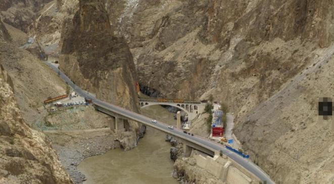 1953年怒江大桥建成时，一个排长纵身跳入江中壮烈牺牲，时至今日，怒江大