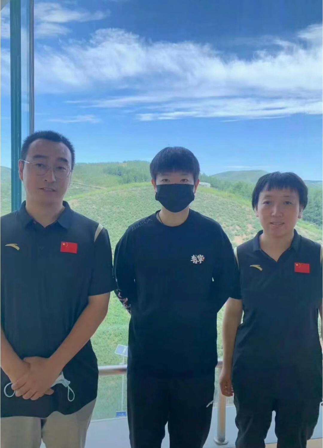 黑色穿搭莎莎，好干练简单，脸是圆圆的，这小脸可可爱爱，充满正能量的小莎，真的就是