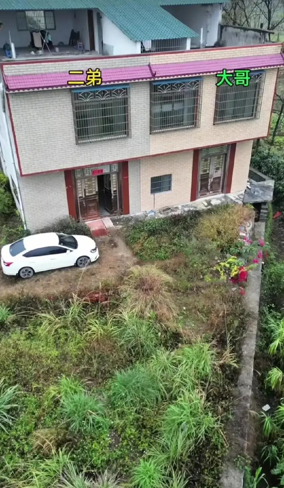 广东打工的大哥把攒了五十万全打给老爸，托他在老家起栋三层小楼，想着春节回家就能住