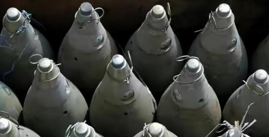 1938年，一国军团长意外捡到上万发炮弹，不上报反而借4门炮，一小时歼敌400零