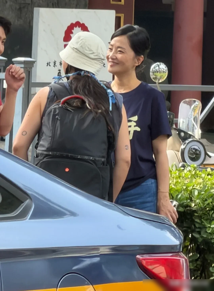 内娱的女明星，竟然敢素颜跑电影宣传？她就这么来了，48岁的郭柯宇，脸上没有一点精致妆容，眼角的细纹，