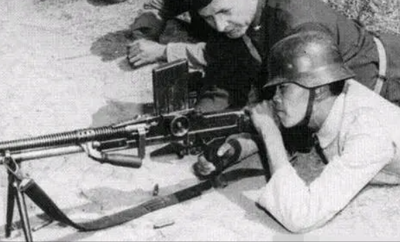 1943年，八路军缴获了两挺日本新机枪，却苦于没子弹，几天后，一个农民拉来一辆粪