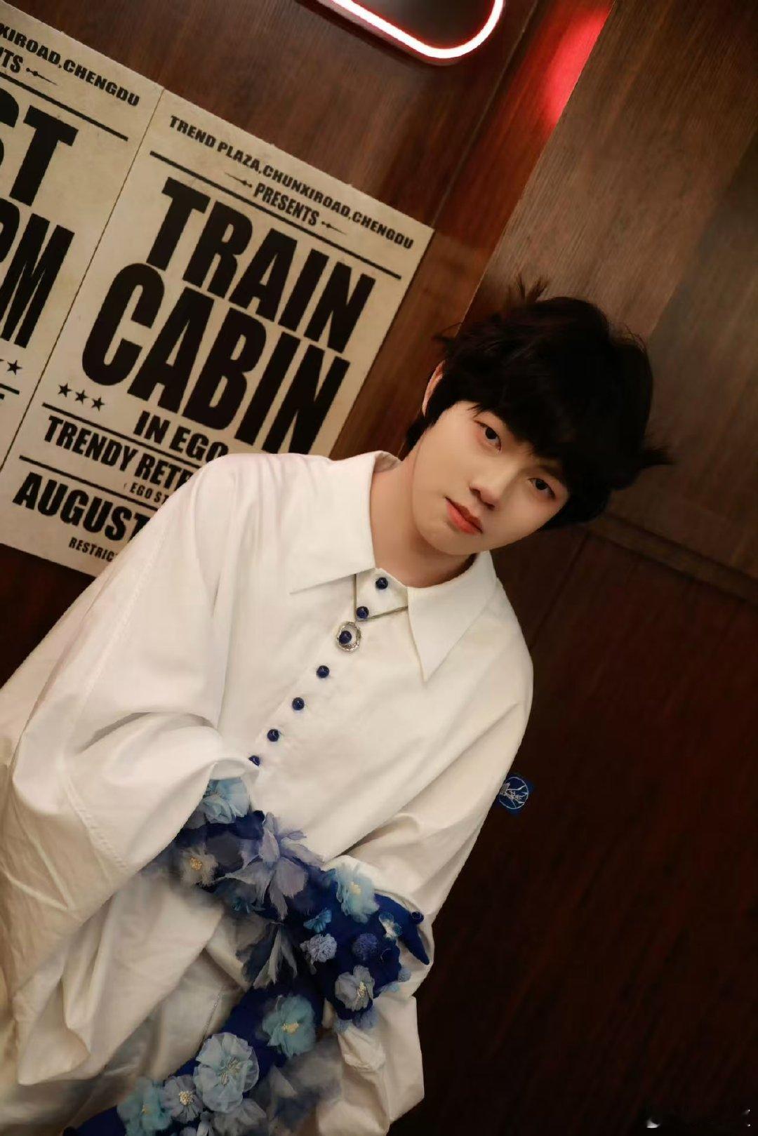 白色是他们的统一叙事，也是各自的个性注脚猫猫荣耀圣光红毯造型LGD全员白色造