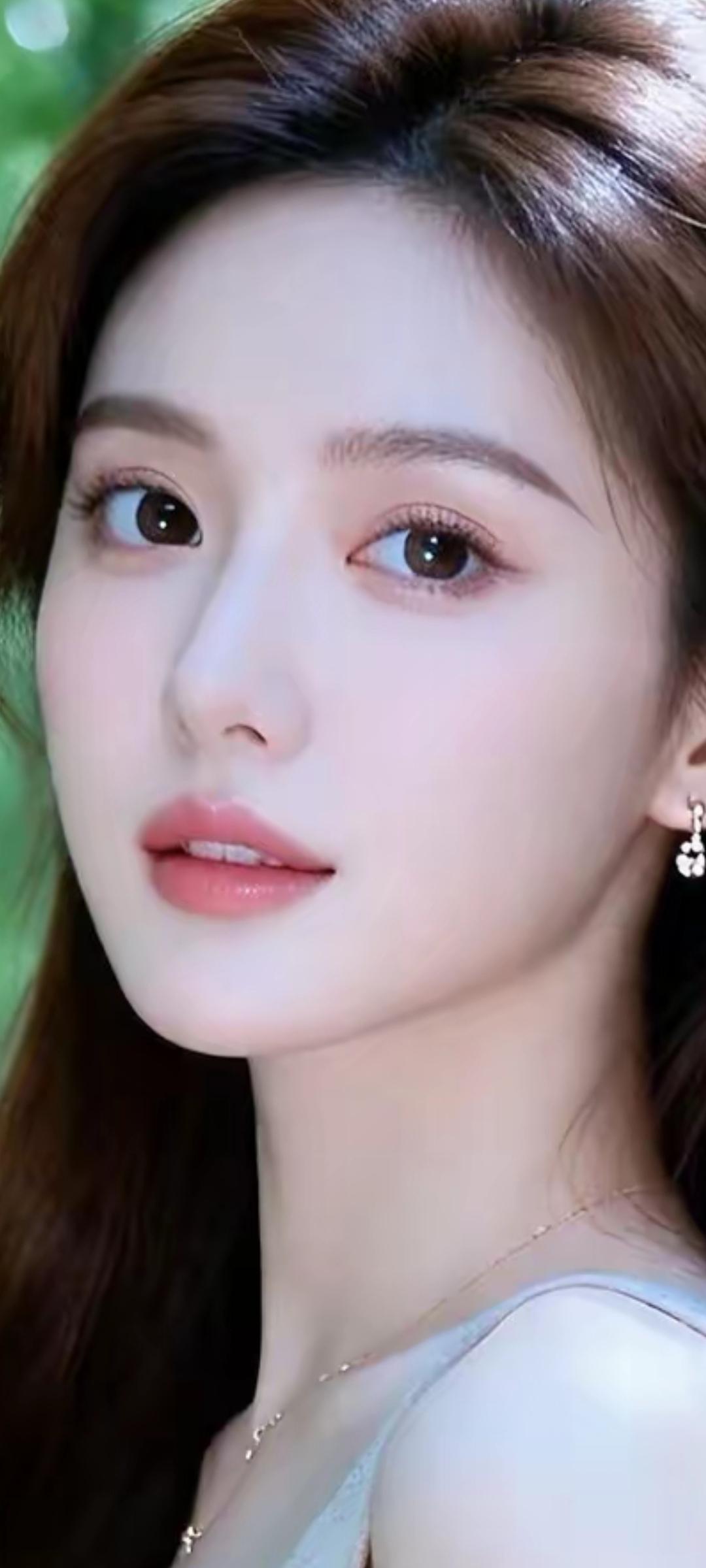 温柔甜美的少女，自然光下的清新魅力