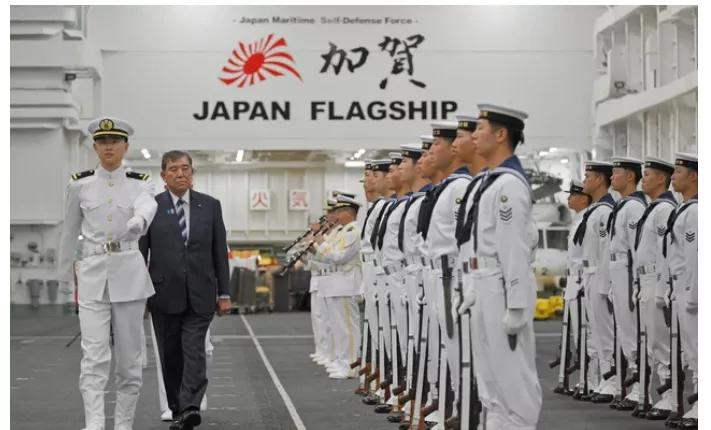 日本首相登上航母，年轻人把国家推向右转！这不是演习，是现实。石破茂今天走