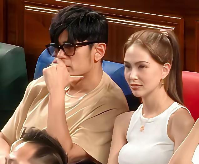 当巨星的老婆不容易啊看看坐在周杰伦旁边的昆凌，这身材比例是严重失调啊！昨晚昆