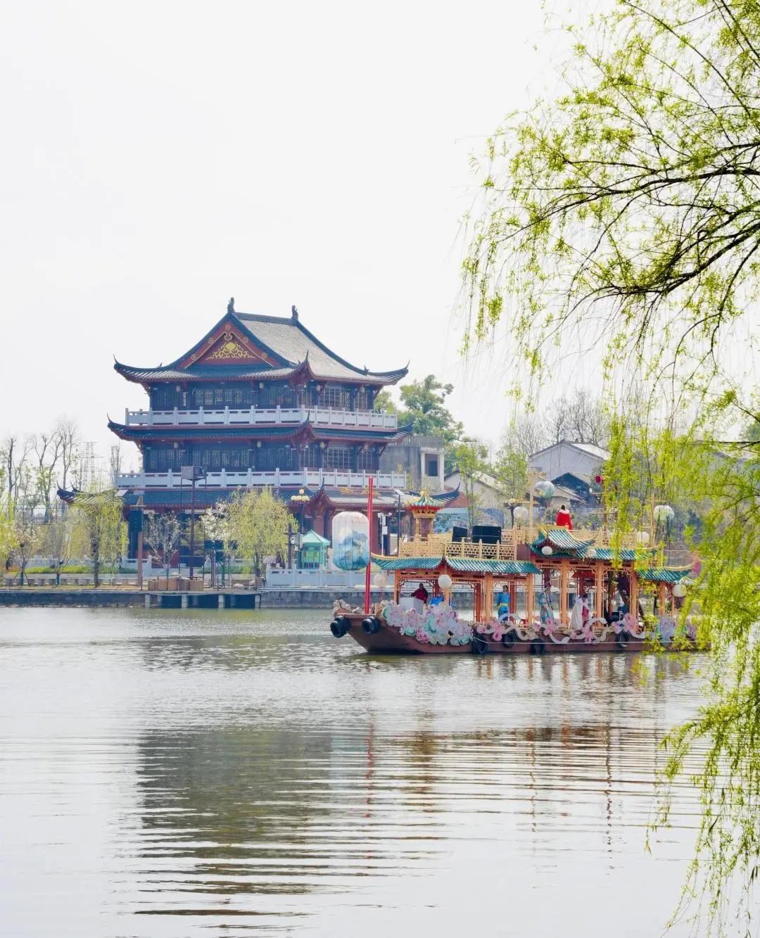 湘江春正好望城古镇解锁春日双重浪漫湘江岸春风送暖，草木萌发，随着清明假期