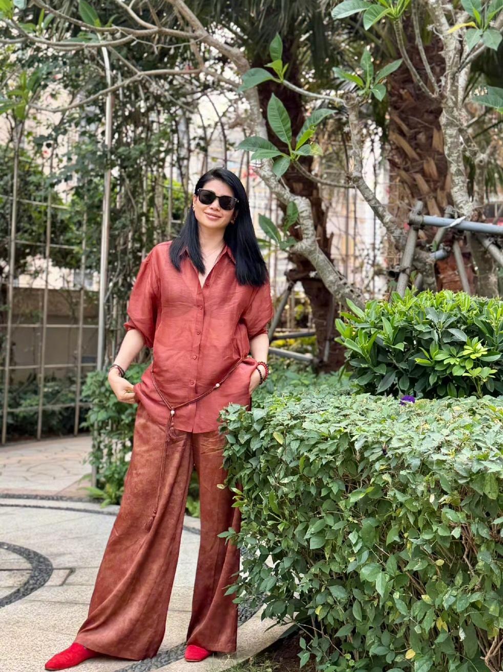 吕燕又穿小红鞋呵，她咋那么喜欢小红鞋呢话说吕燕这次的小红鞋搭配感觉不