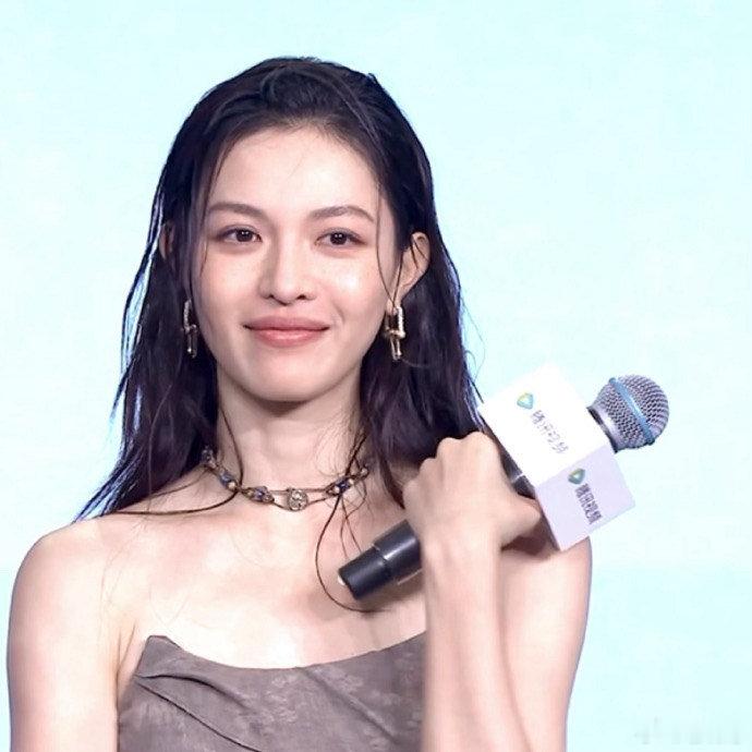 钟楚曦裹块抹布就来了钟楚曦真不愧是我喜欢的大美女，不管什么样的风格都能够驾驭的