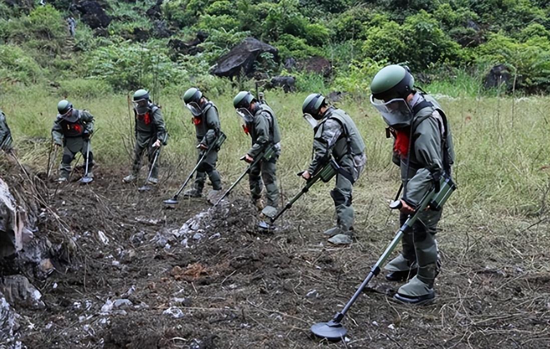 他被战友们称为“排雷大王”，徒手排雷617颗，为部队开通1200余米安全通道。当