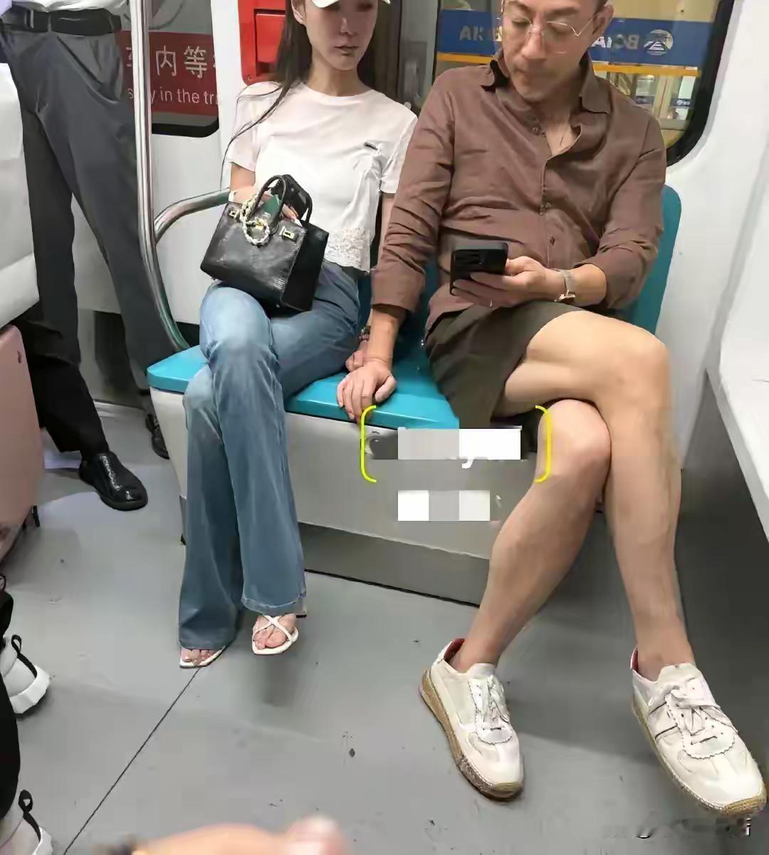 小菲和小梅现在就像空中飞人一样，几乎每个星期都会来回飞。也挺累的呢？为了能和孩子
