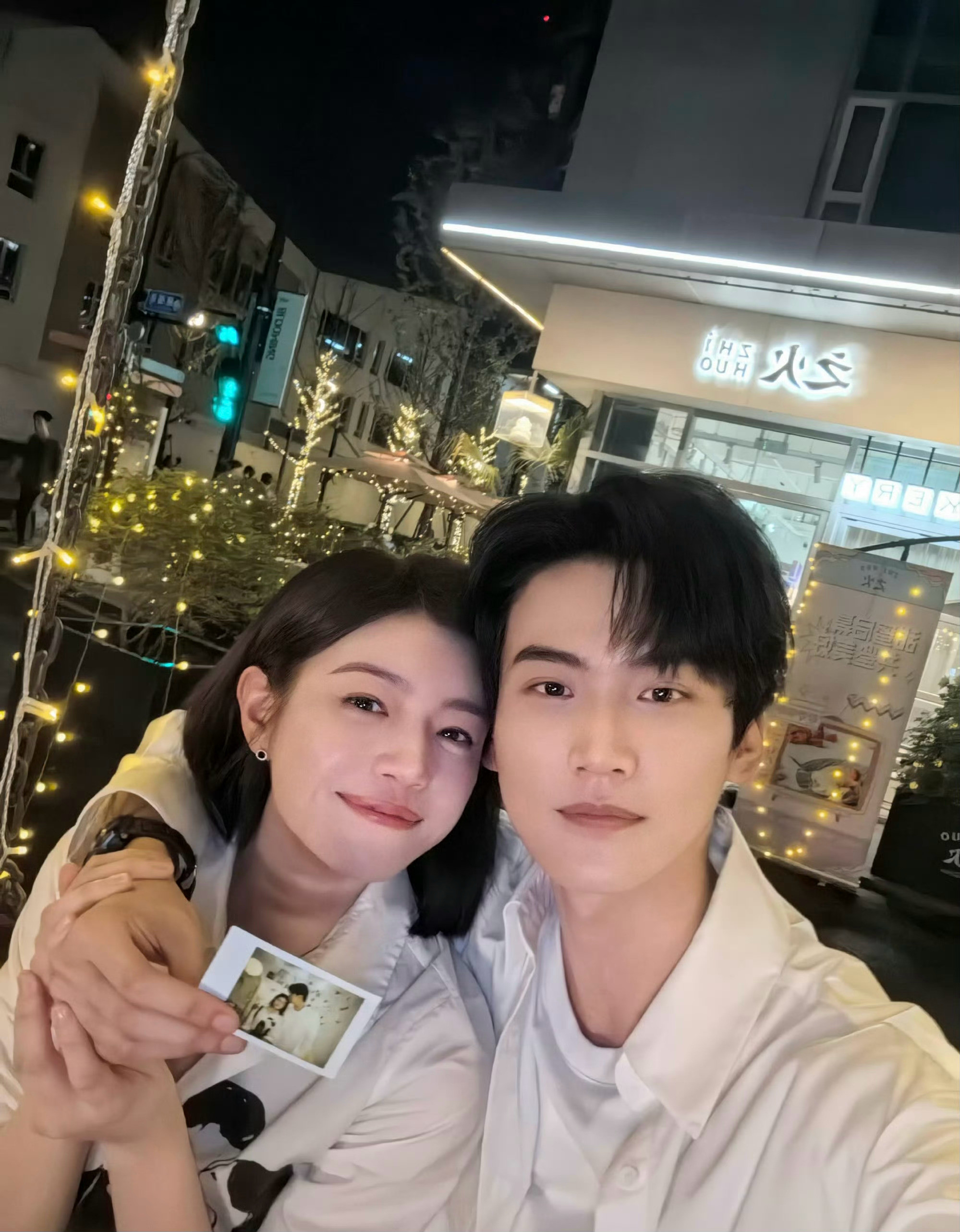 周柯宇也觉得陈妍希这个眼线很违和吧，化妆师是谁，看得我两眼一黑，p了以后更好看了