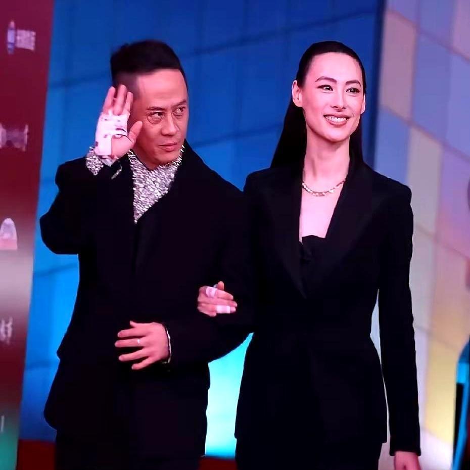 上海电影节这张合照，信息量有点大吧？梁洛施和男友马浴柯一起亮相，本来大家还在看