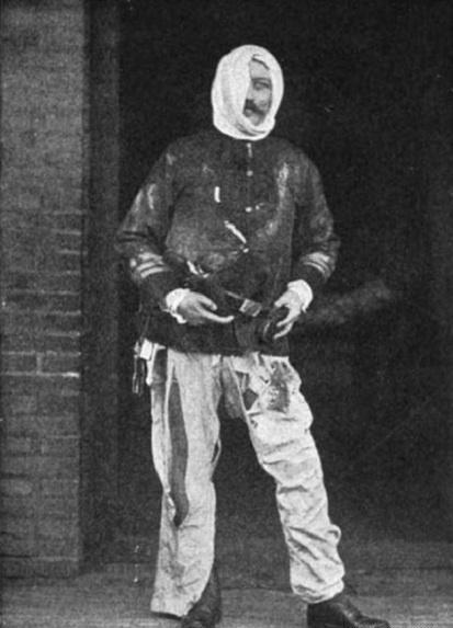 央视拍的《甲午》纪录片里面有他，北洋水师就像他看着长大的孩子一样，把工作当成了事