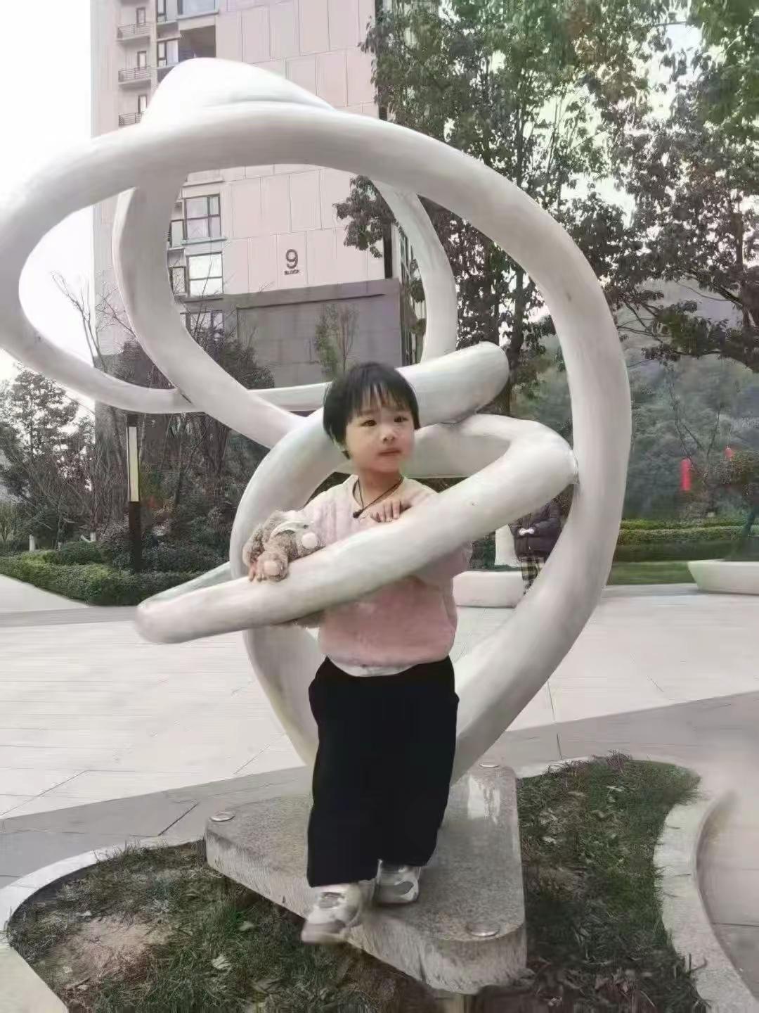 辽宁失踪4岁女童还没找到，爷爷怀疑是被人抱走了，家人快急疯了！辽宁4岁女童在