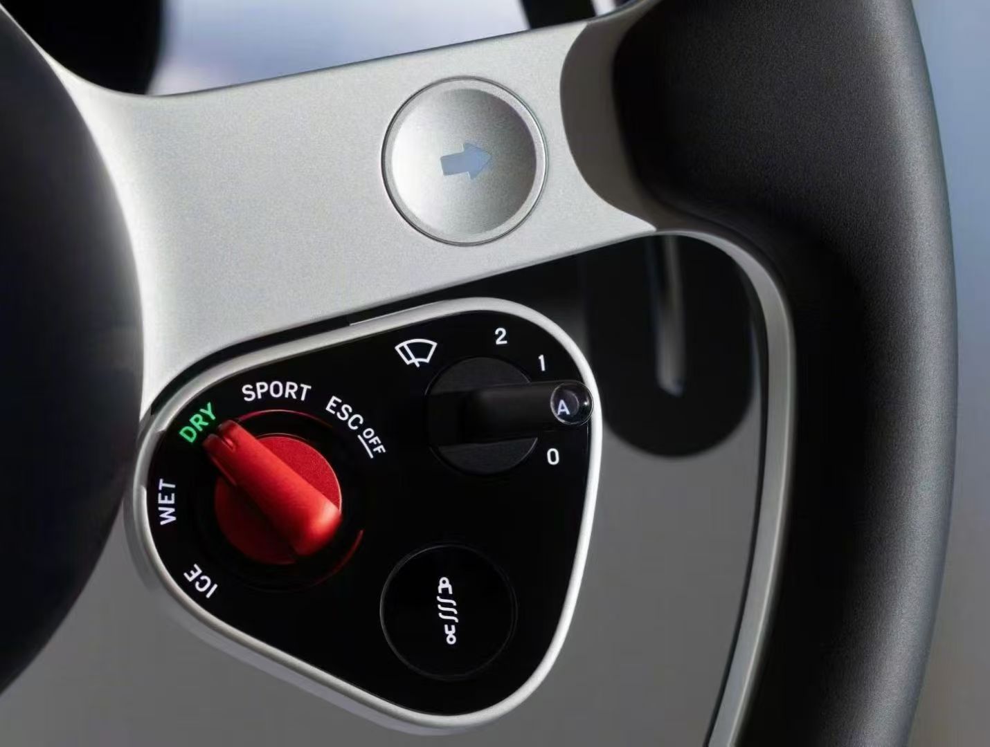 车若初见果里果气也不妨碍人人都爱法拉利，您说是不？法拉利首款纯电超跑Luce内