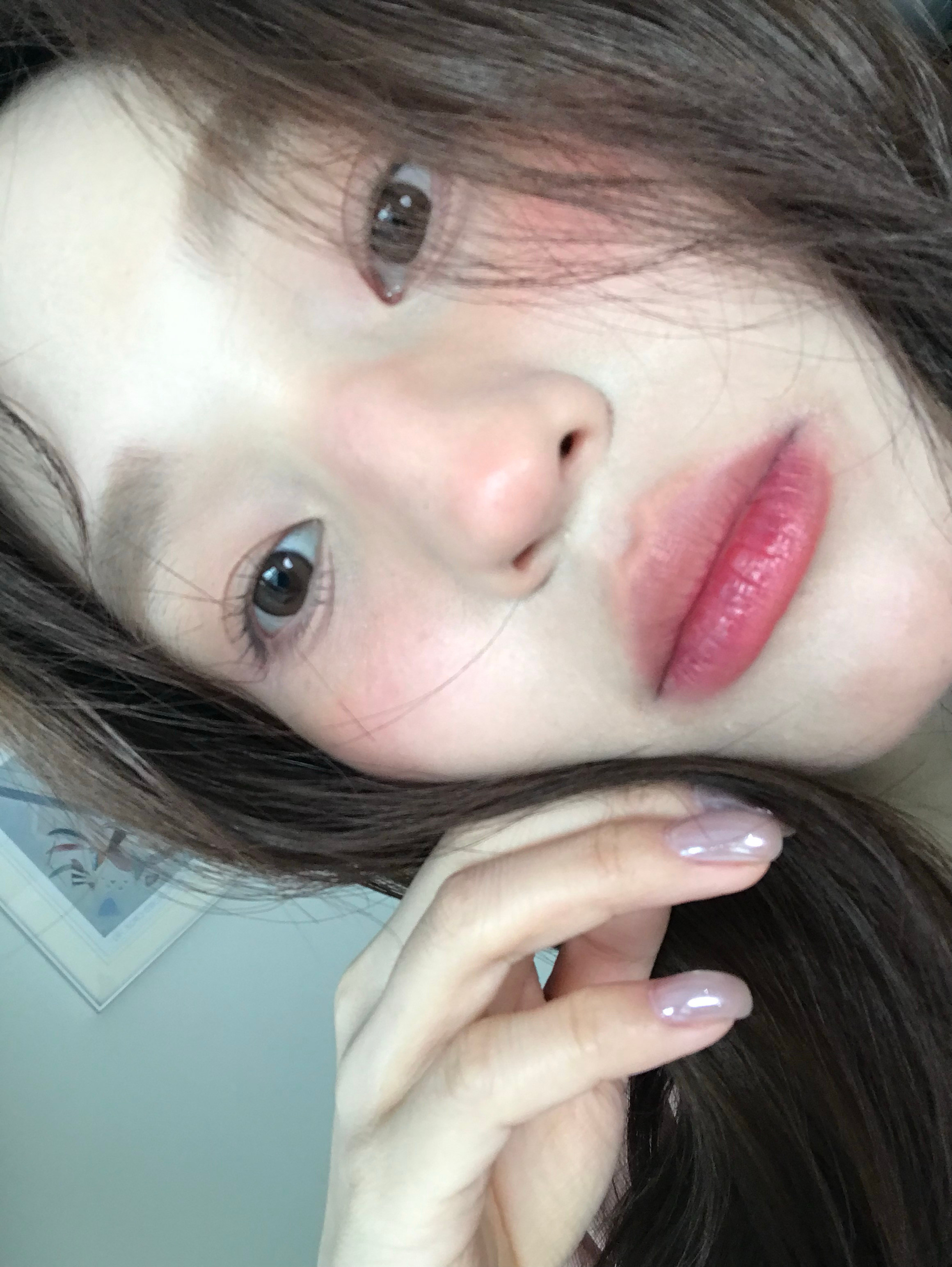 第二天要拍口红试色、前一天的臭手就把嘴巴上的死皮全撕破流血了😅那个手就是控制不